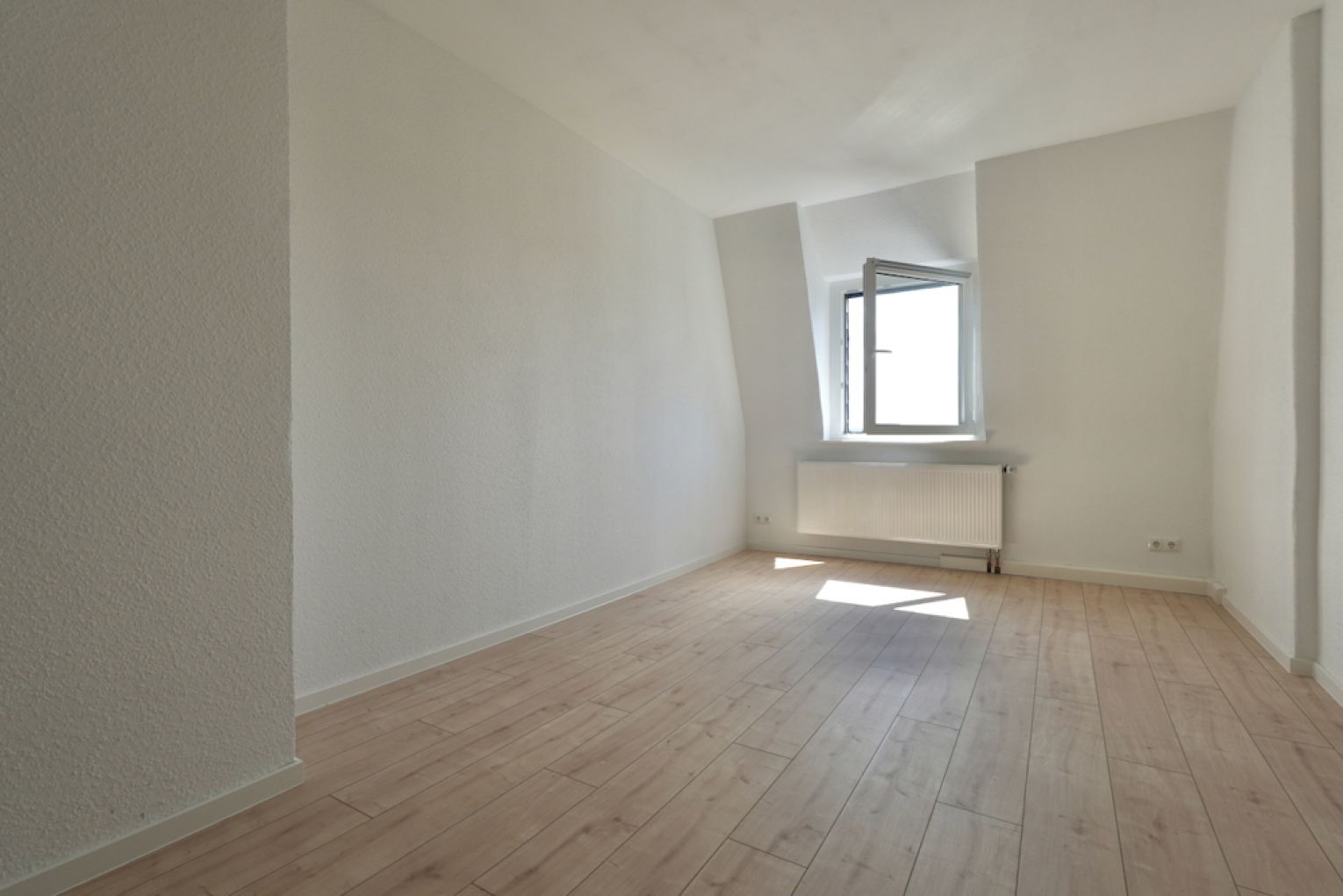 2-Raum Wohnung • Dachgeschoss • Chemnitz • Kaßberg • Tageslichtbad • ruhige Lage • jetzt mieten