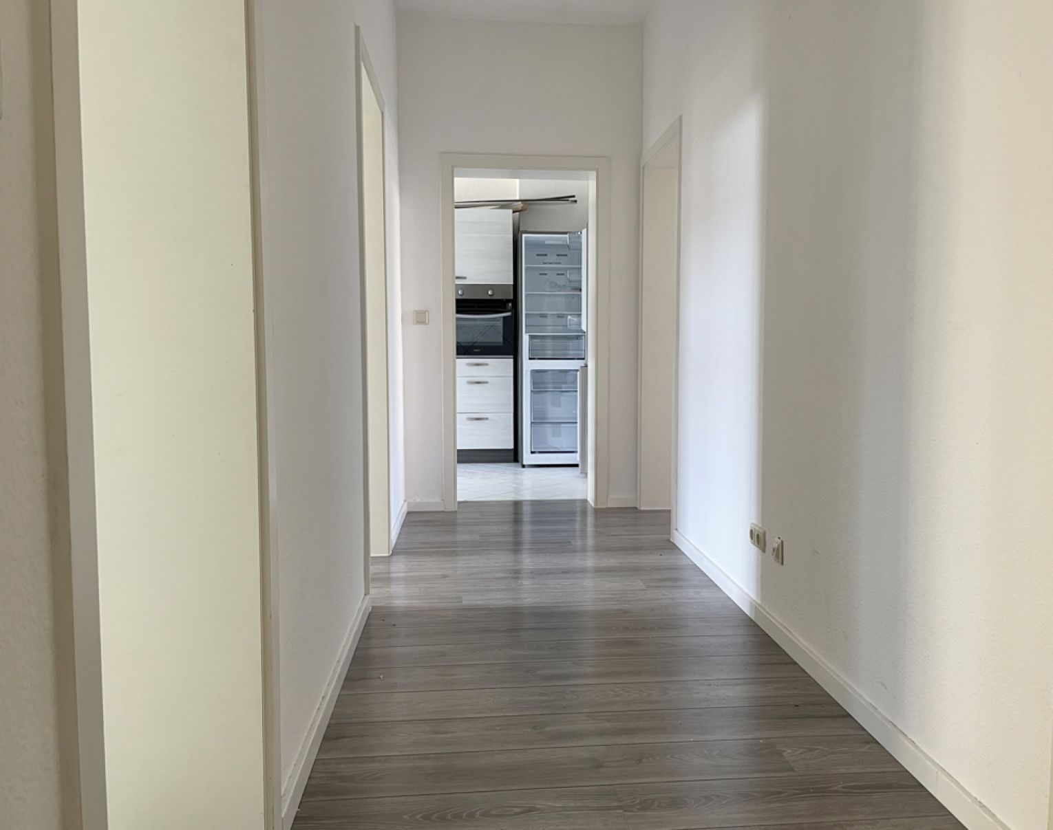 3-Raum • neue Einbauküche • TOP-Laminat • Hochparterre • Schloss-Chemnitz • ruhige Lage • Anschauen?