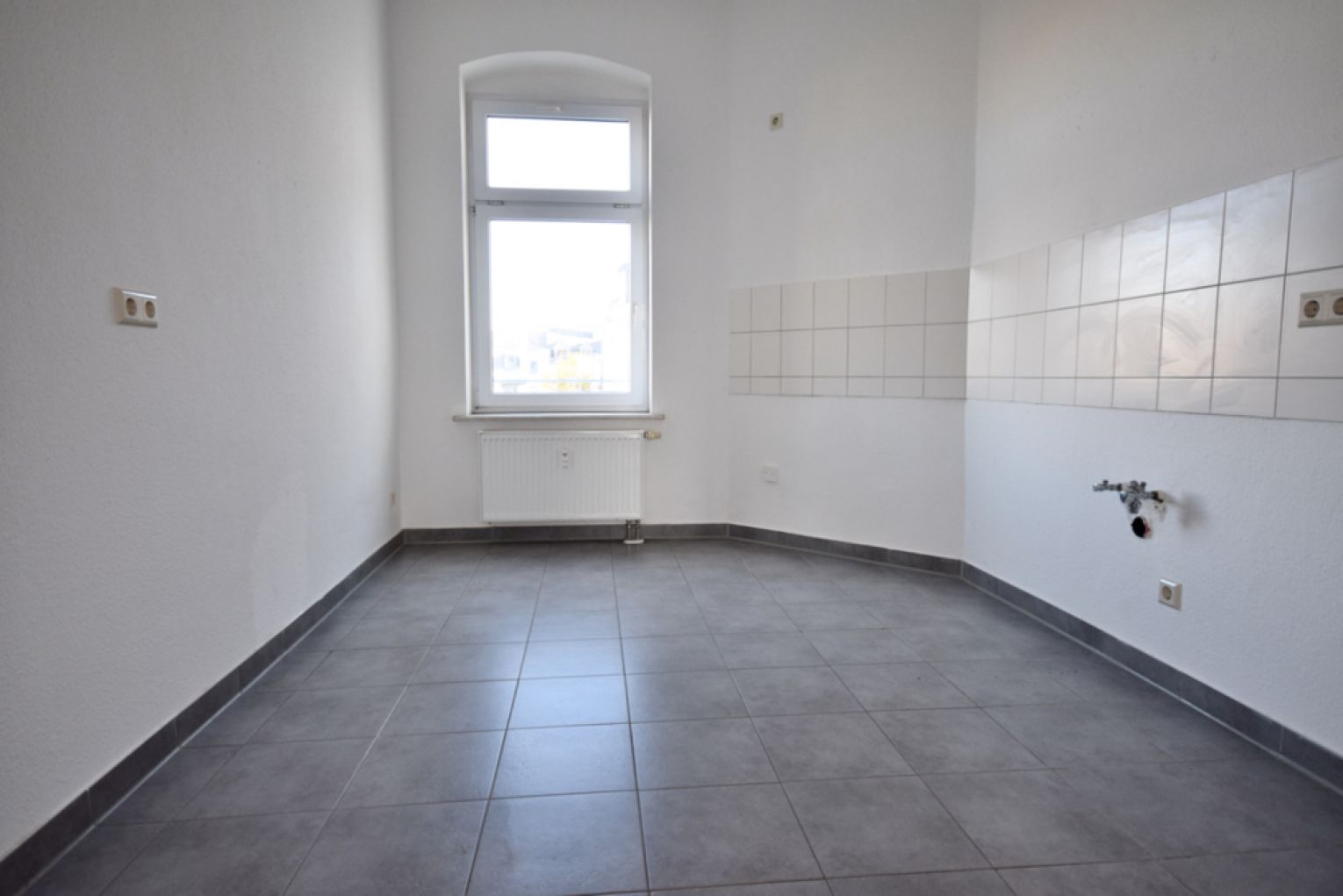 Uninah • 4 Zimmer • modernes Tageslichtbad mit Dusche • sonnig • Laminat • jetzt zugreifen !
