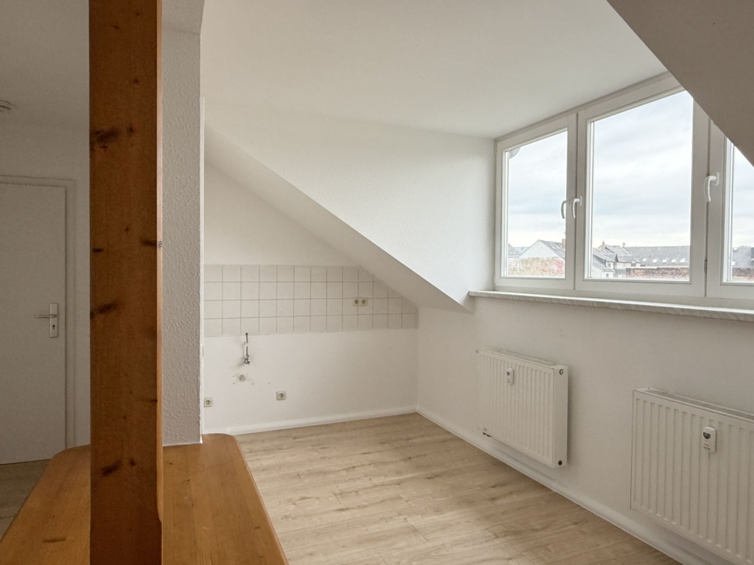 Mal was Anderes • 2 Zimmer • neues Laminat • offene Küche • Haus mit Aufzug • Balken-Flair • TOP!