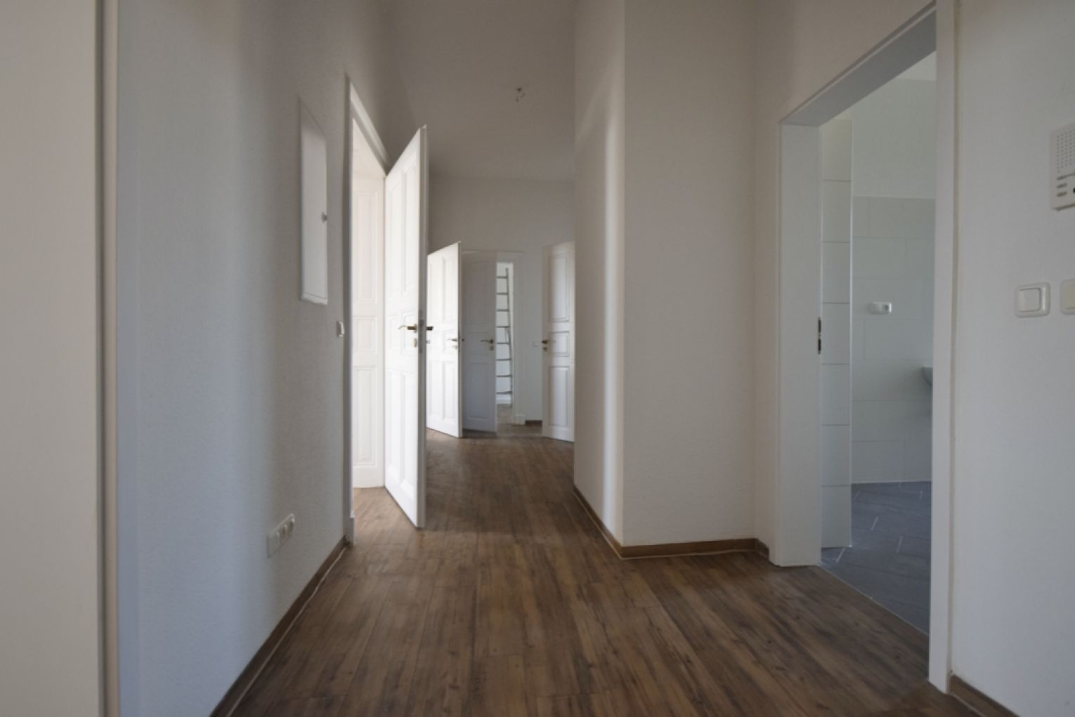 TOP WOHNGEFÜHL • 4-Zimmer • Bad mit Wanne & Dusche • große Portaltüren • unbedingt Anschauen !