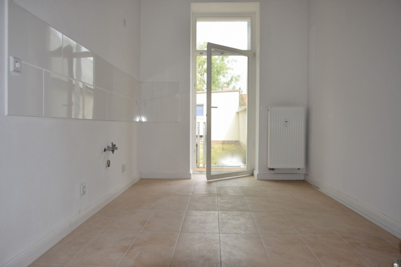 Tageslichtbad mit Wanne und Dusche • modernes Laminat • Abstellraum • Gartenmitbenutzung