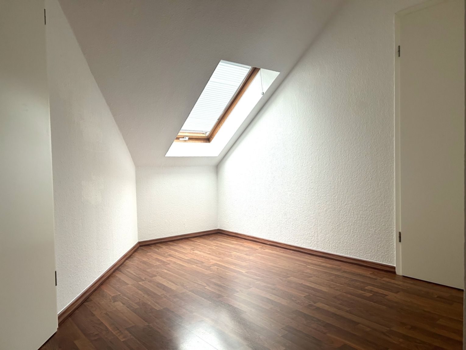 2,5-Raum Wohnung • Einbauküche •mit Balkon • Kaßberg • Dachgeschoss • Mieten • Termin vereinbaren