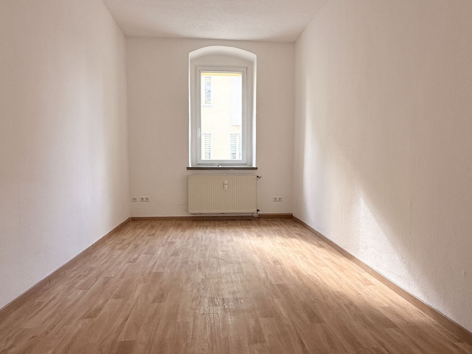 ruhige 3 Zimmer • Tageslichtbad mit Dusche • geräumige Küche • Laminat • günstig mieten 