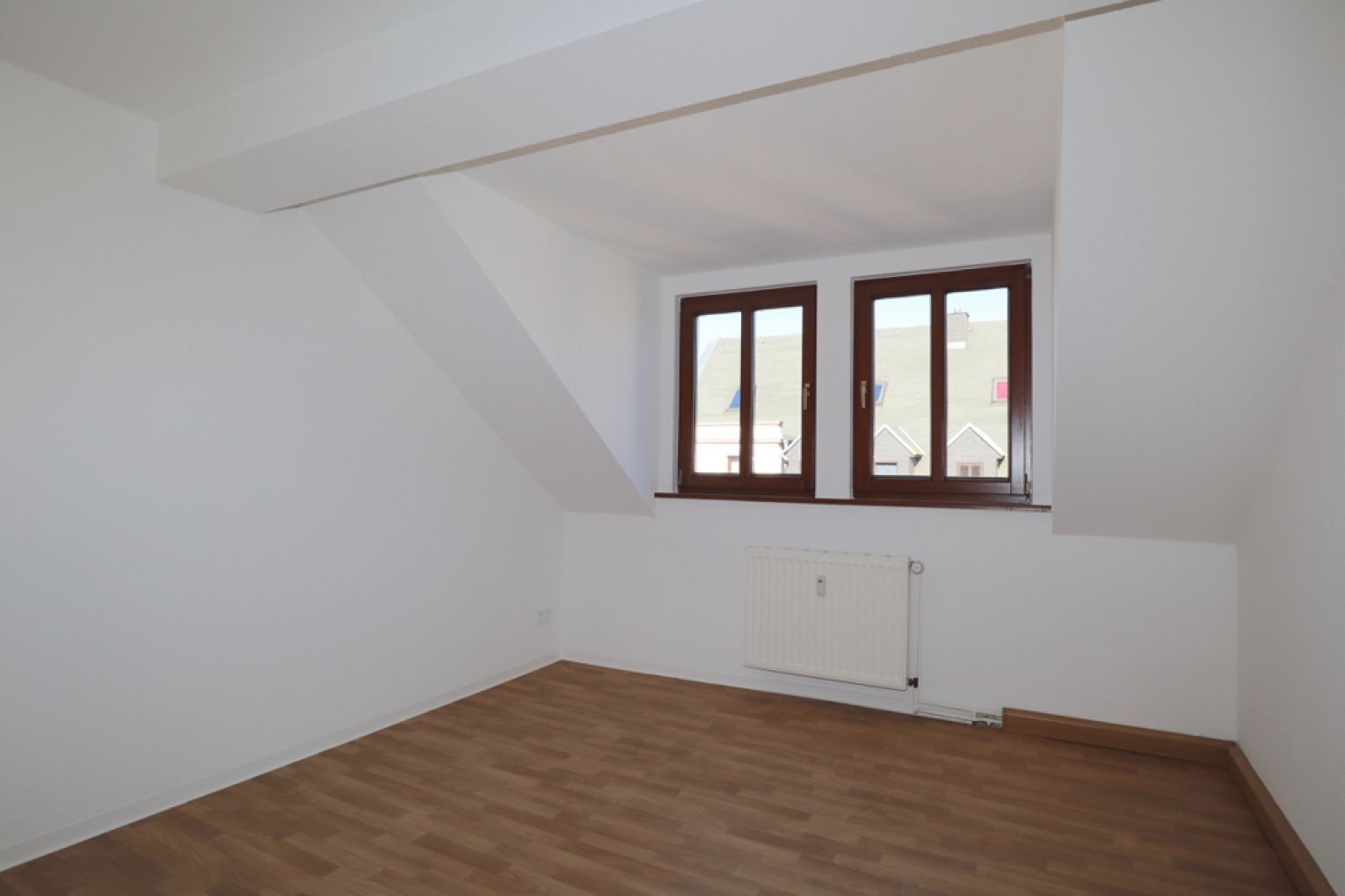 2 Raum • Dachgeschoss • mit Einbauküche • Deckenspots • LED-Spiegel • jetzt Mieten!