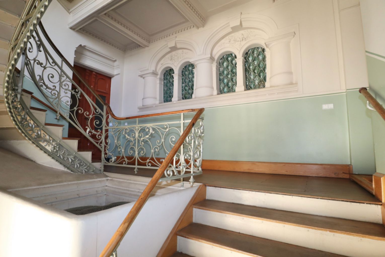 Jugendstil • 3,5 Zimmer • Einbauküche • Balkon • Tageslichbad mit Wanne+Dusche • sanierter Altbau