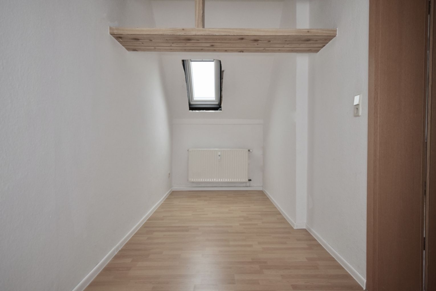 3 Zimmer • Dachgeschoss-Flair • TOP Bad mit Fenster, Dusche & Wanne • Laminat • TOP!
