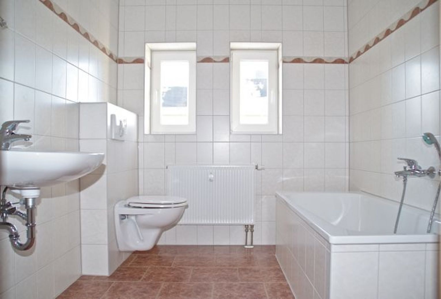 2-Raum • Balkon • neues Laminat • grüne Umgebung • am Heimgarten • Bad mit Fenster & Wanne