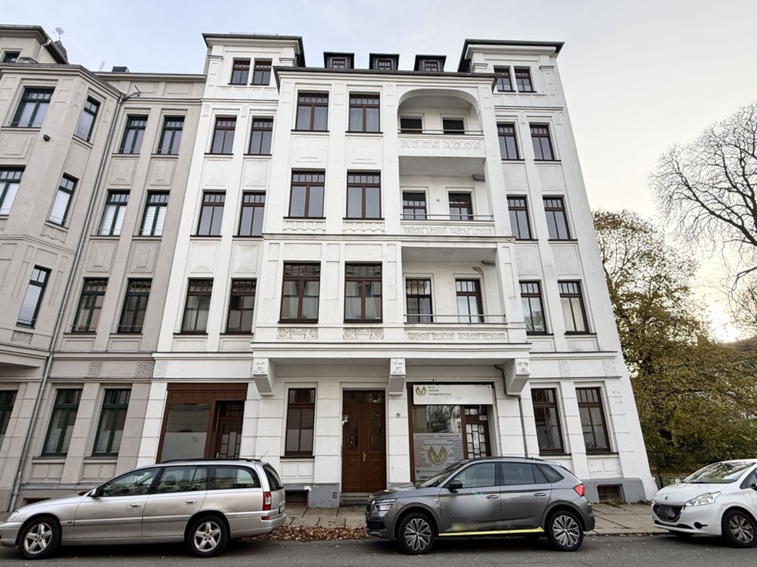 3-Zimmer • Wohnung • Laminat • City-Nähe • Balkon • Echtholztüren • Schloßteichnähe • Bad mit Wanne