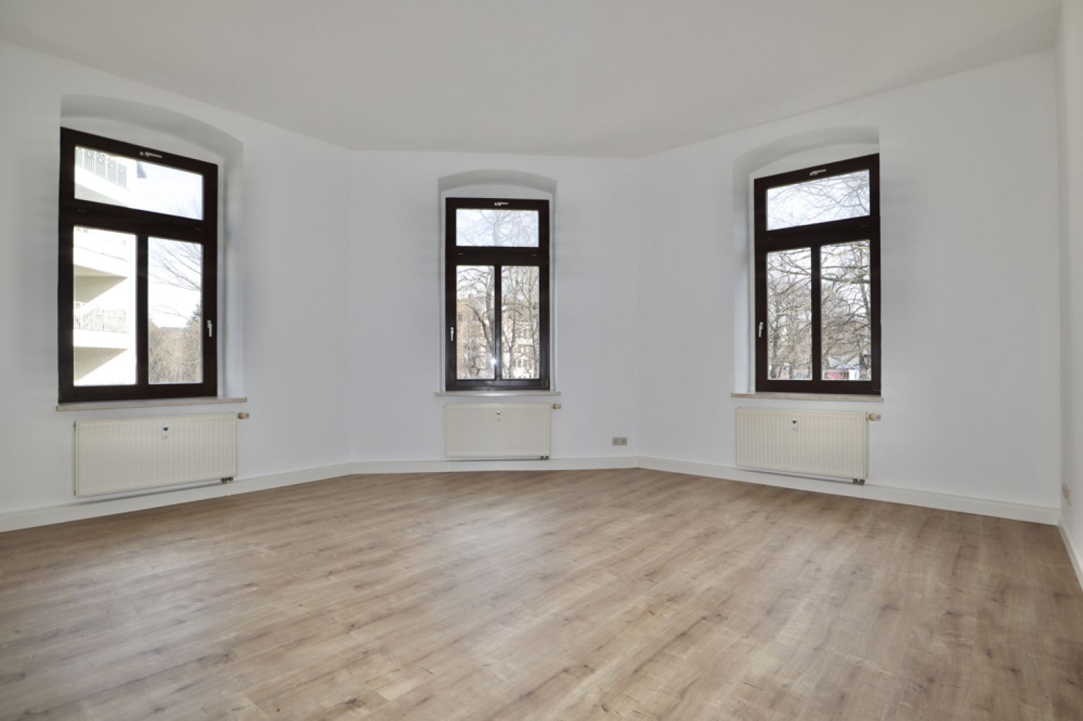 Sonnenberg • 3-Zimmer • Mietwohnung • Einbauküche • in Chemnitz • neues Laminat • modern • ruf an!