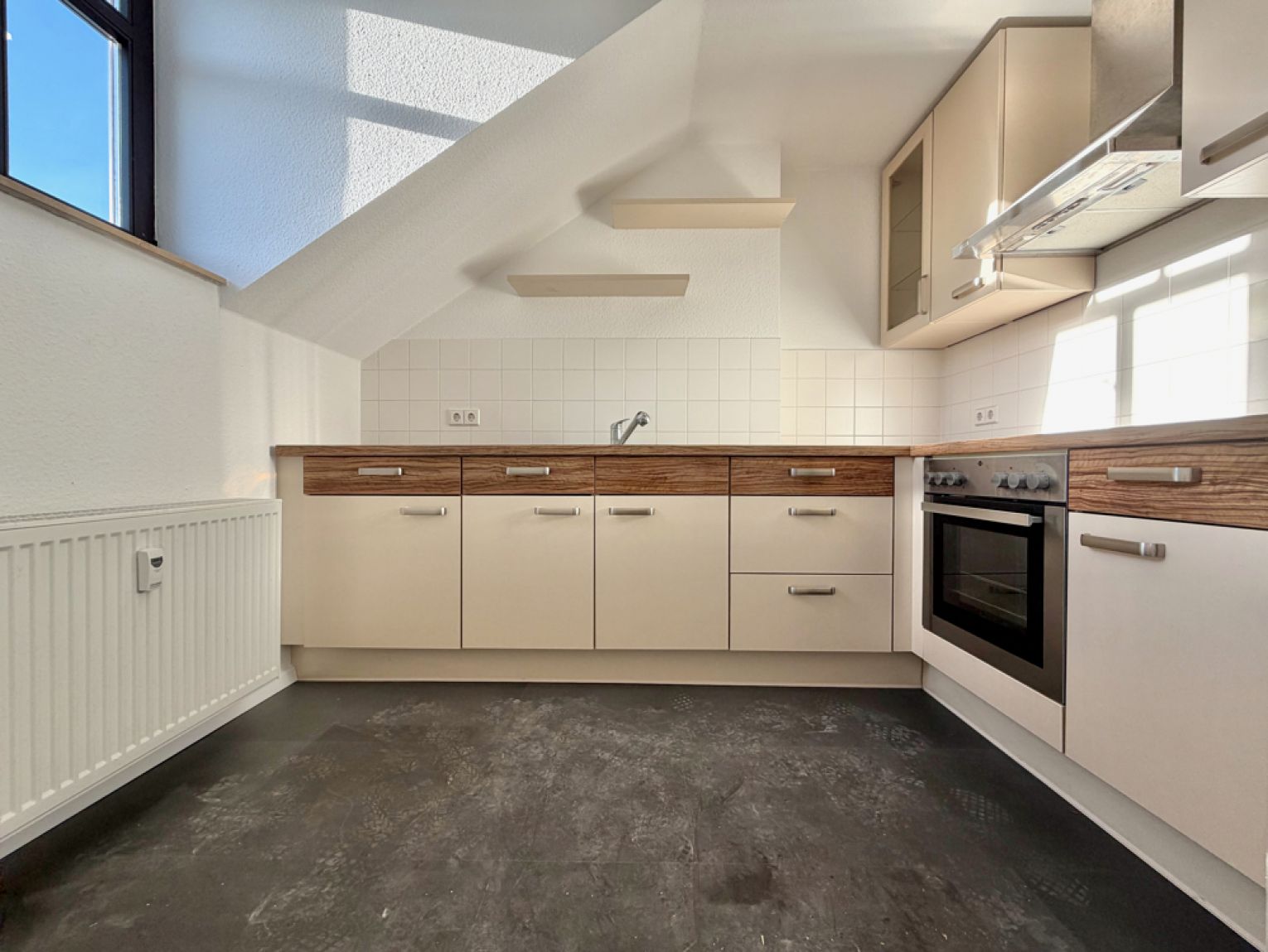 1,5-Zimmer • auf dem Kaßberg • Dachgeschoss • neues Bad • Maisonette • Einbauküche • JETZT mieten!