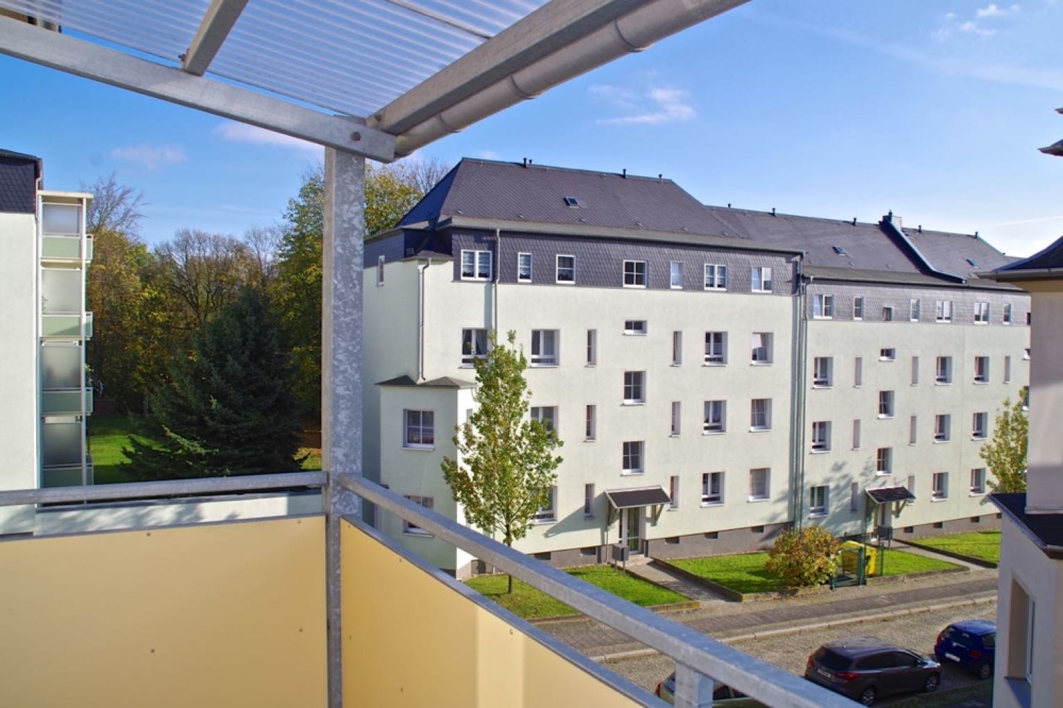 Traumhafter Ausblick • Tageslichtbad mit Wanne • 3-Raum • Laminat • Balkon • schnell sein!