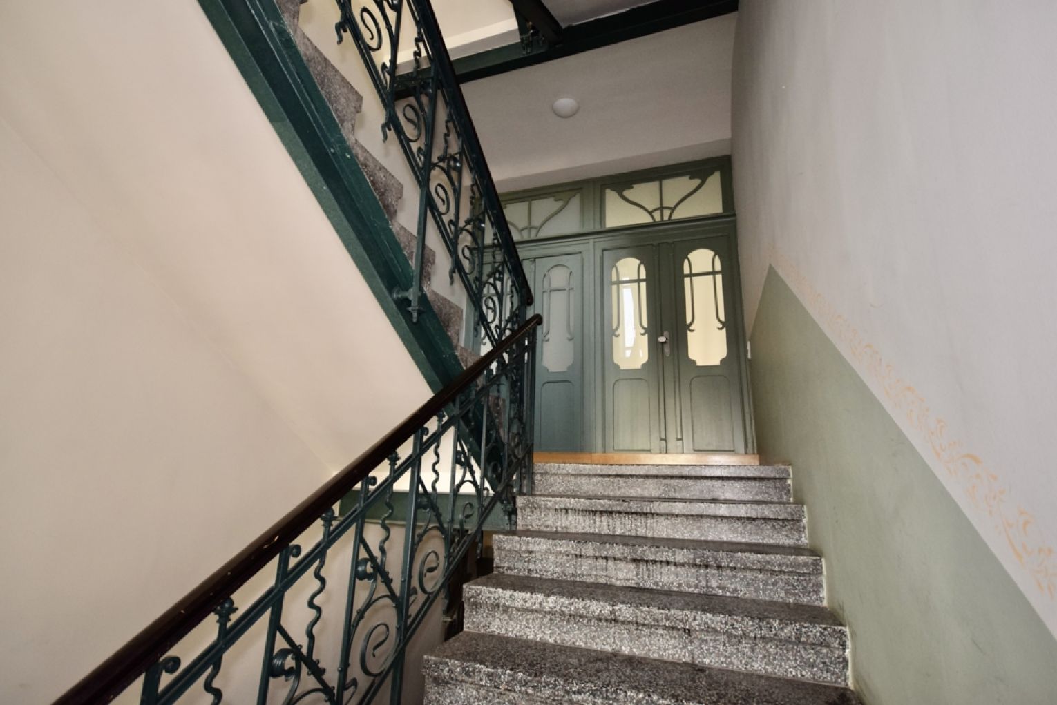 tolles Ambiente • Fussbodenheizung • 2 Zimmer • Sonnenbalkon • Laminat • historische Elemente • TOP!