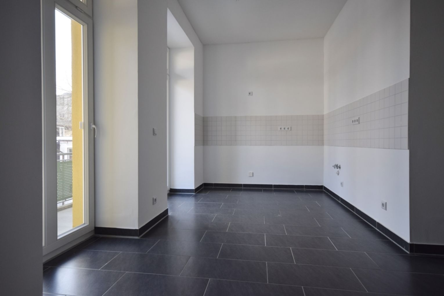 tolles Ambiente • Fussbodenheizung • 2 Zimmer • Sonnenbalkon • Laminat • historische Elemente • TOP!