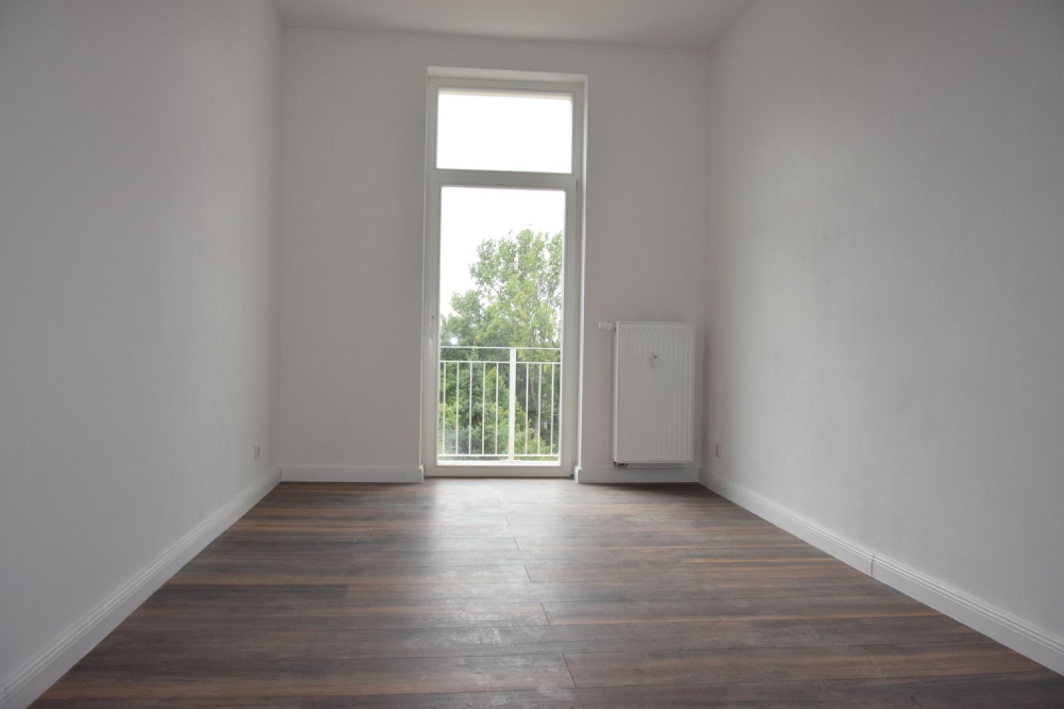 4-Raum • Bad mit Wanne & Dusche • schickes Laminat • weiße Stiltüren • Balkon • Lutherviertel • TOP!