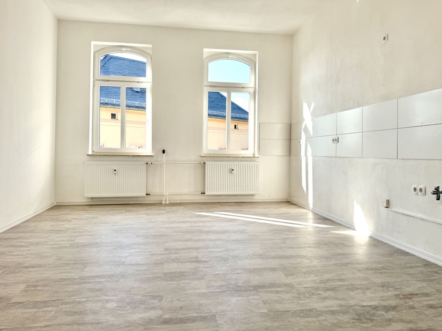 tolle weiße Stil-Echte Türen! • 5 Zimmer • modernes Bad mit Wanne & Dusche • Laminat • Wohnküche 
