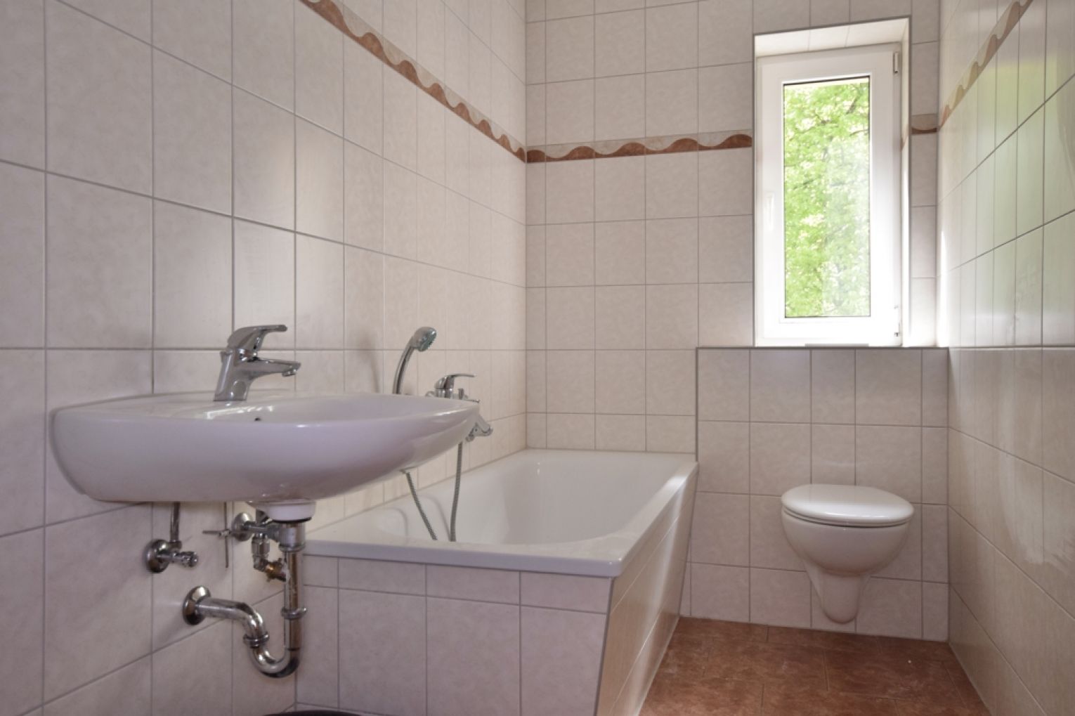Tageslichtbad mit Wanne • 2 Zimmer • am Heimgarten • Balkon • Top-Preis! • Neues Laminat