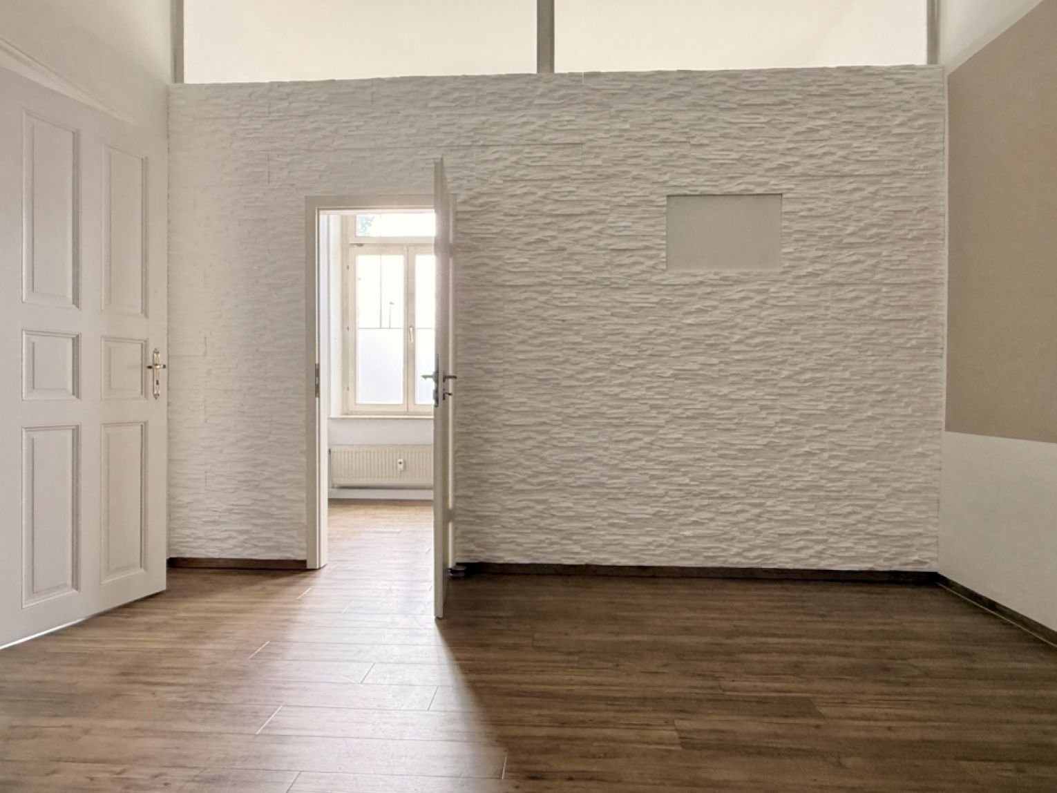 Tolles Ambiente • 5 Räume • Sanitäranlage mit Dusche • Stuck • Portaltüren • Kanzlei? • Büro?