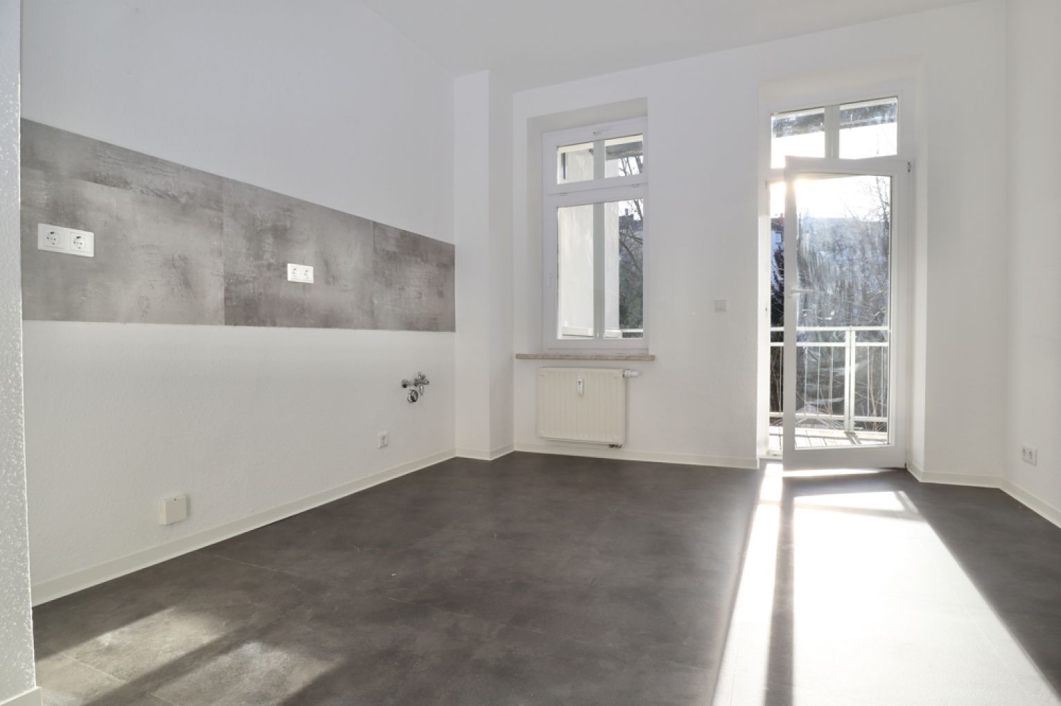 2 Zimmer • Bad mit Wanne, Dusche und Fenster • großer Balkon • modernes Laminat • in Hilbersdorf