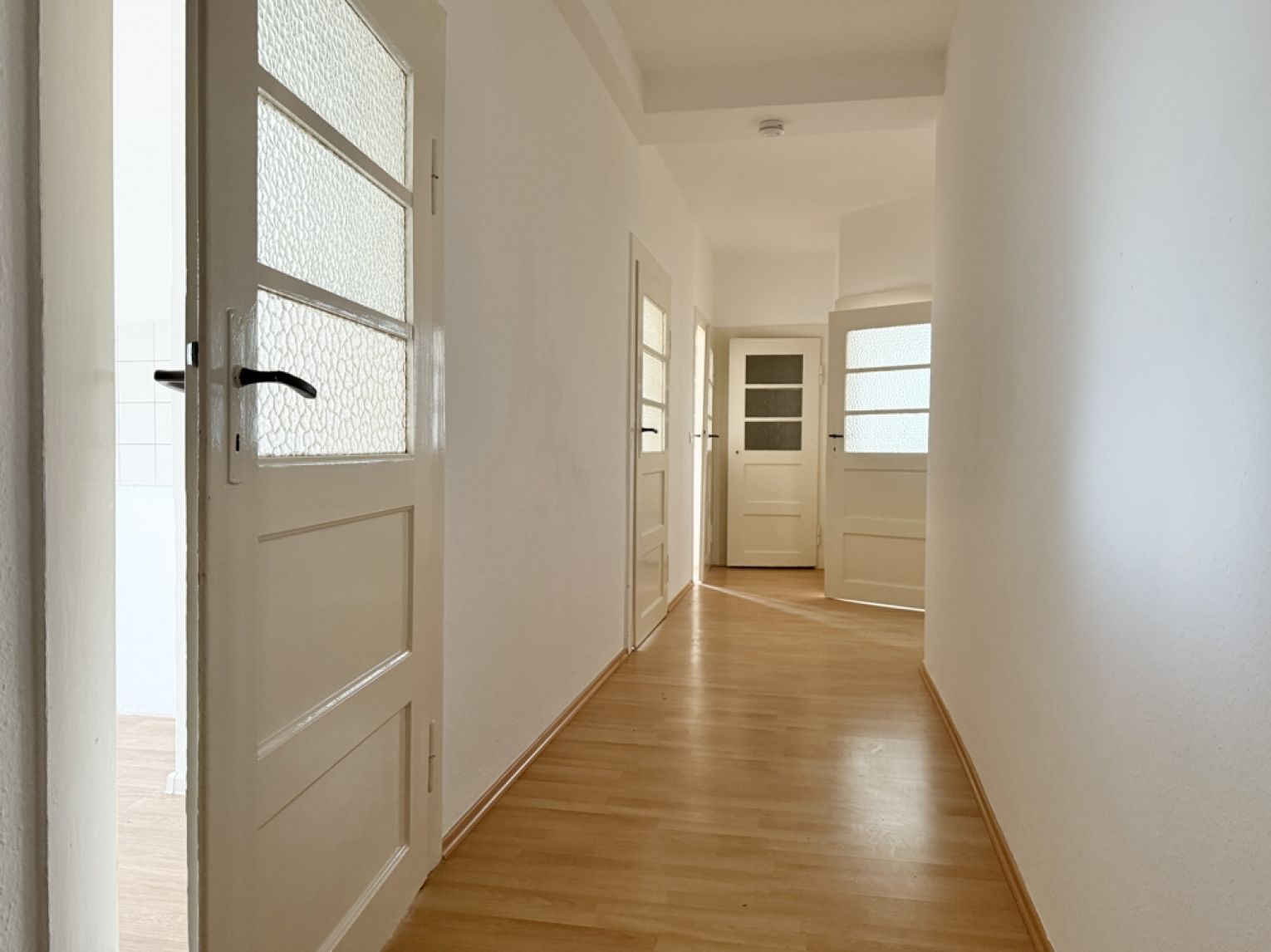 3-Raum Wohnung • Tageslichtbad • Wohnküche • Weiße Türen • Laminat • Reichenbrand • Anschauen!?