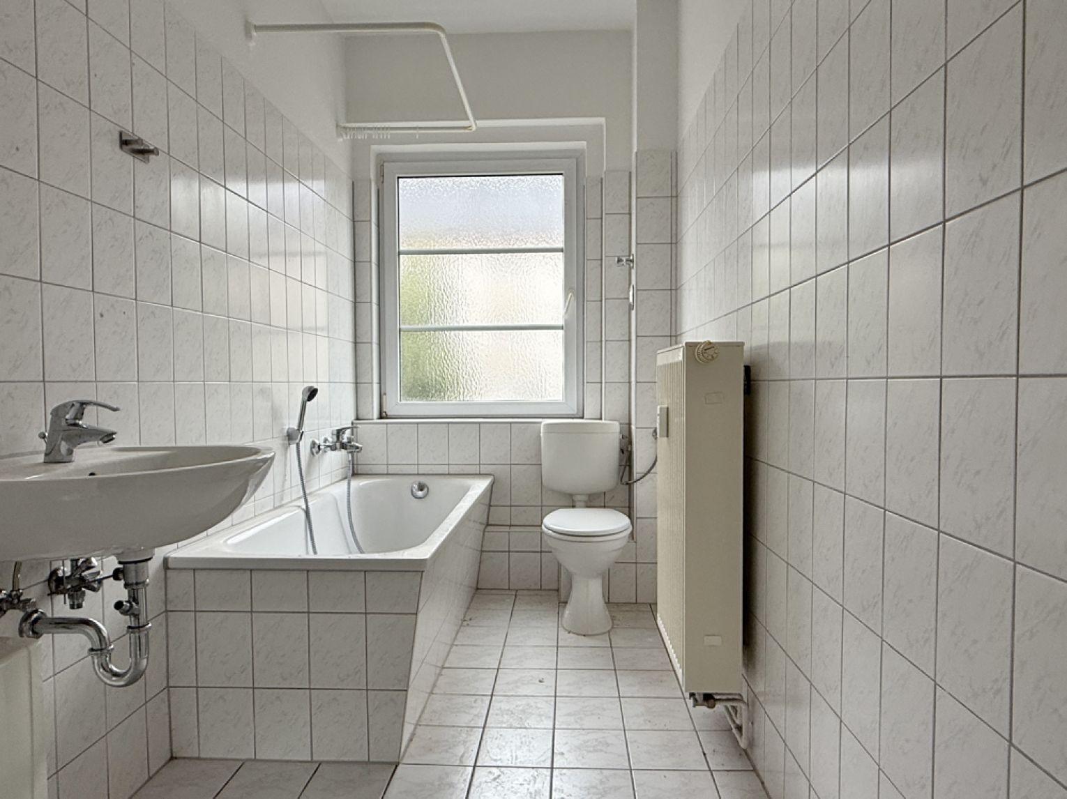 2-Zimmer Wohnung • Einbauküche • Laminat • Tageslichtbad mit Wanne • Stellplatz • Kaßberg • TOP
