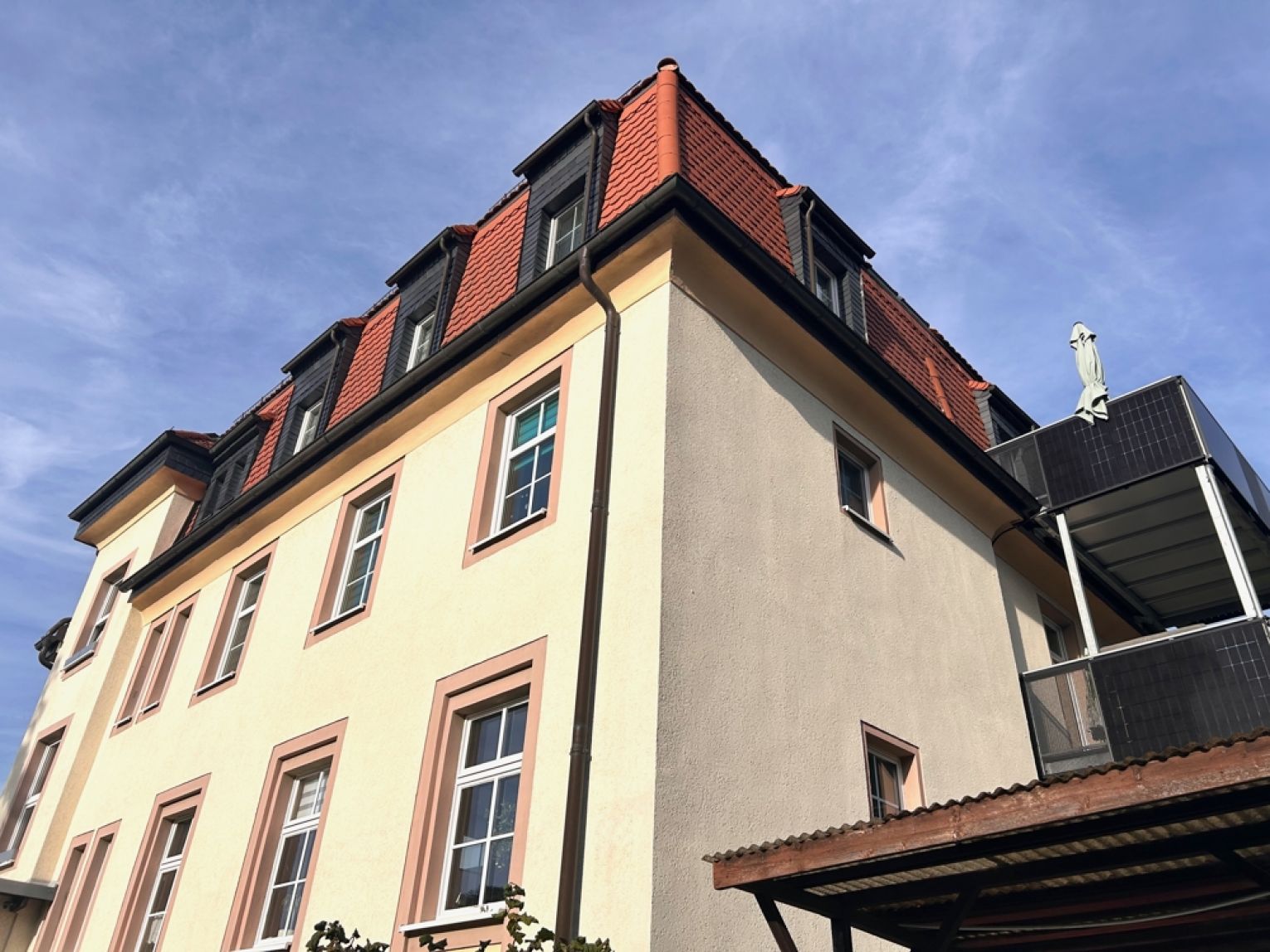 ERSTBEZUG • 4 Zimmer • Dachgeschoss-Wohnung • Balken und Schrägen • mit Carport • in Schönau