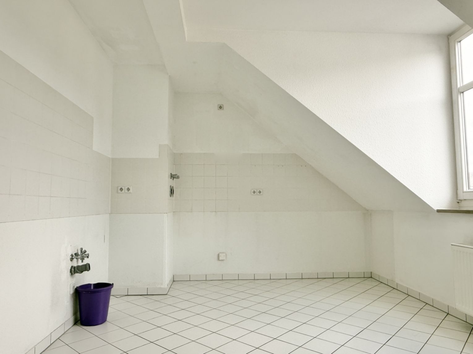 Kaßberg • 3 Zimmer • Balkon • Parkett • Bad mit Wanne • Aufzug • Dachgeschoss-Flair • Anschauen !?