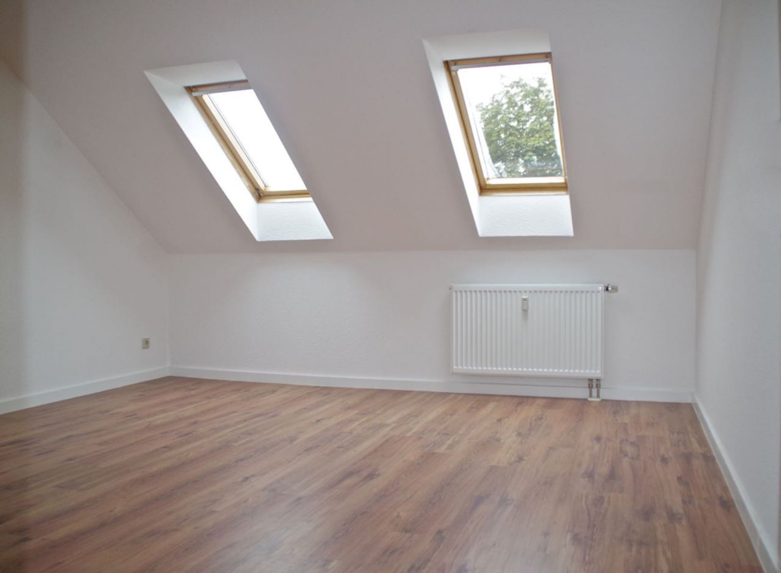 Modern • großzügig • Dachschrägen • Bad mit Wanne • Einbauküche • Laminat • unbedingt Anschauen !