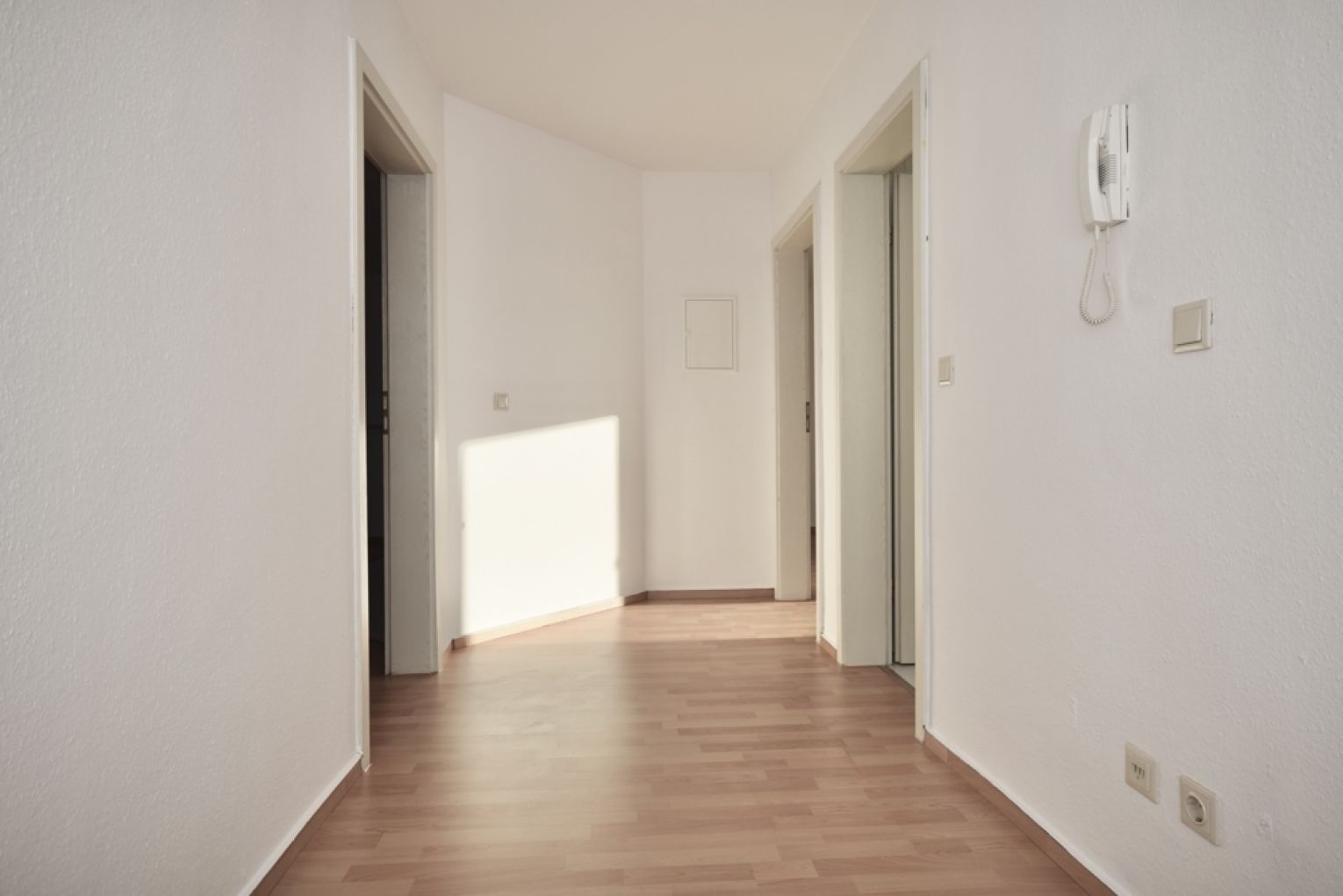 2 Zimmer • Balkon • Einbauküche • Bad mit Fenster und Wanne • Dachgeschoss • Laminat • mit Balken