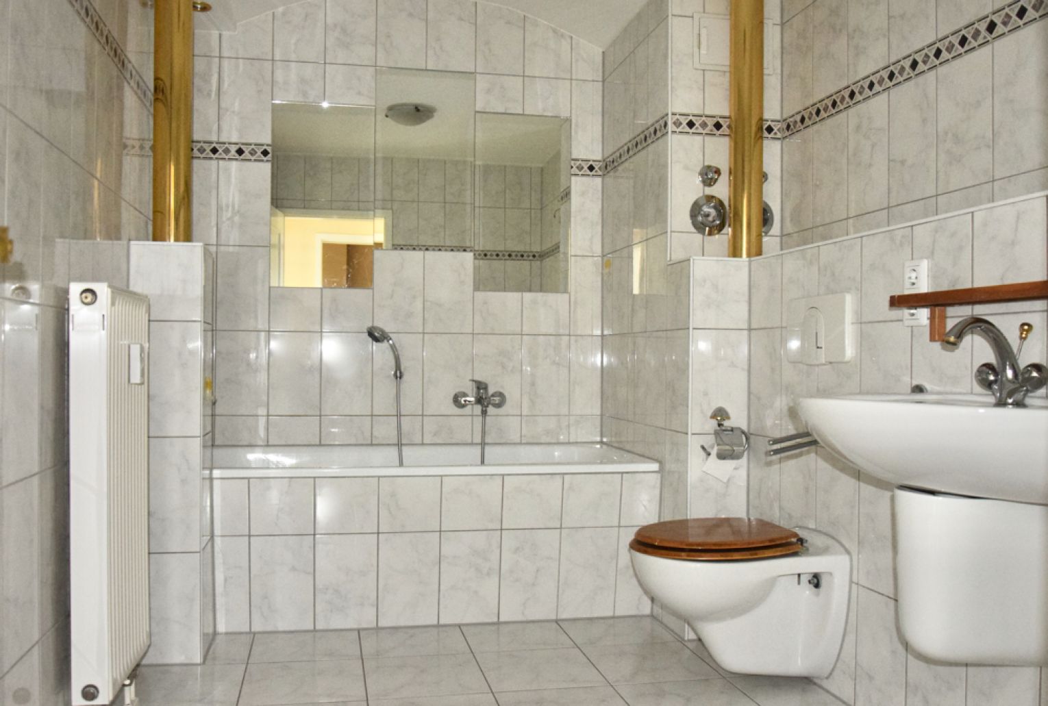 Tipi-Topi • Dachgeschoss • 3-Zimmer • Balkon • Abstellraum • Laminat • Bad mit Wanne • ANSCHAUEN !