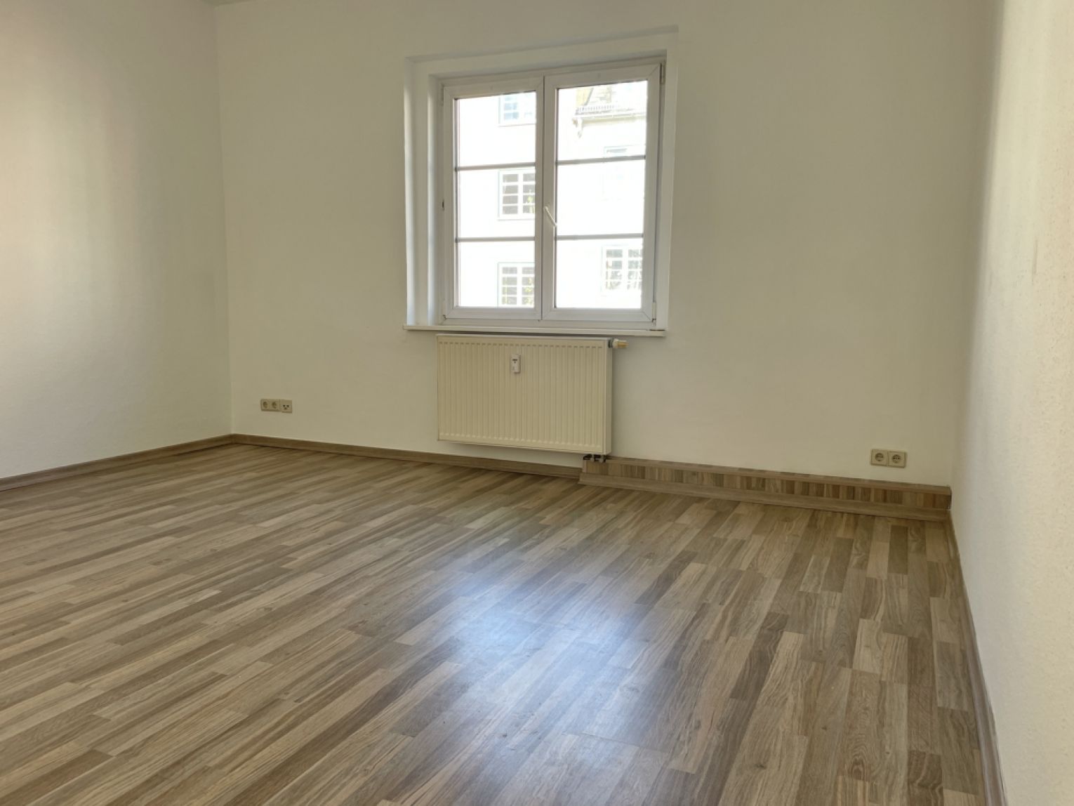 Kaßberg • 3-Zimmer • Sonnenbalkon • Tageslichtbad • Laminat • Stellplatz • Wohnküche • Anschauen!?