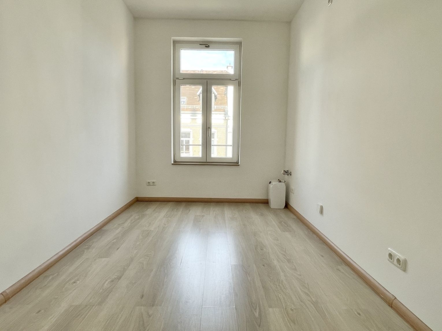 3 Zimmer • modernes Bad mit Wanne und Dusche • Laminat • tolle Ausstattung • stilvolles Haus • Miete