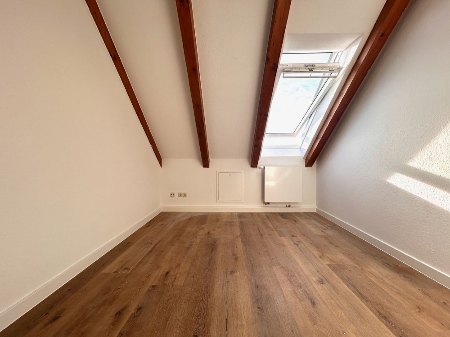 ERSTBEZUG • 4 Zimmer • Dachgeschoss-Wohnung • Balken und Schrägen • mit Carport • in Schönau