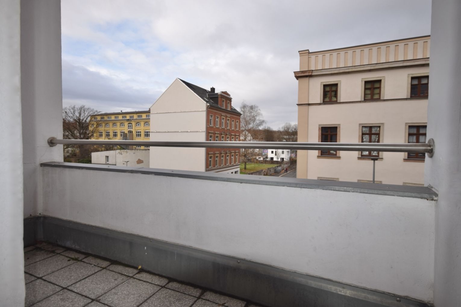 3-Zimmer • Wohnung • Laminat • City-Nähe • Balkon • Echtholztüren • Schloßteichnähe • Bad mit Wanne