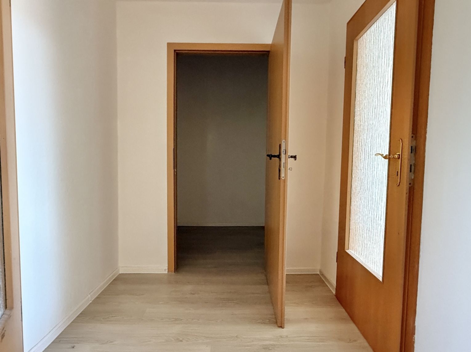 viiiel Platz • 2 Zimmer • Einbauküche • Dusche & Wanne • Tageslichtbad • Dachgeschoss