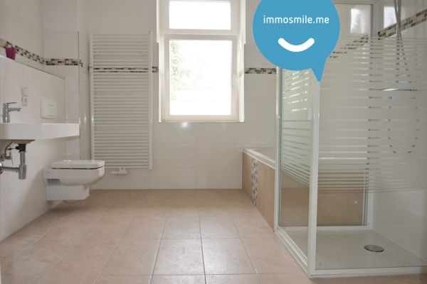 Tageslichtbad mit Wanne und Dusche • modernes Laminat • Abstellraum • Gartenmitbenutzung