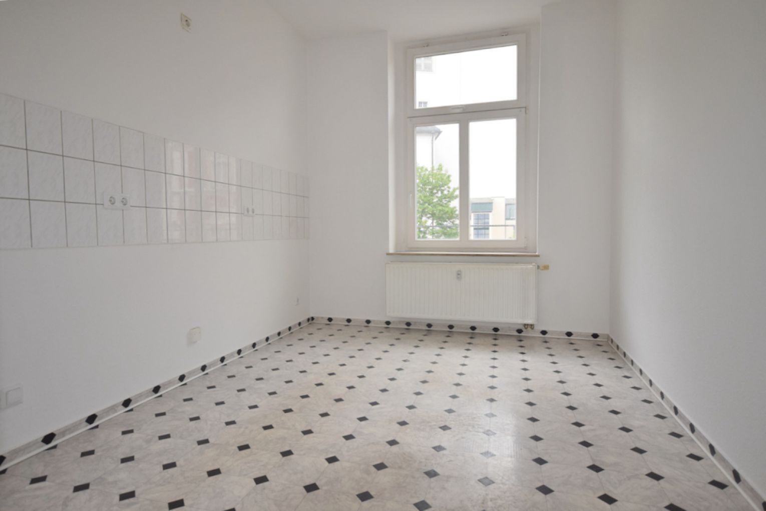 2 Zimmer • großzügig • Balkon • Tageslichtbad mit Wanne • Stellplatz • zentrale Lage • Wohnküche