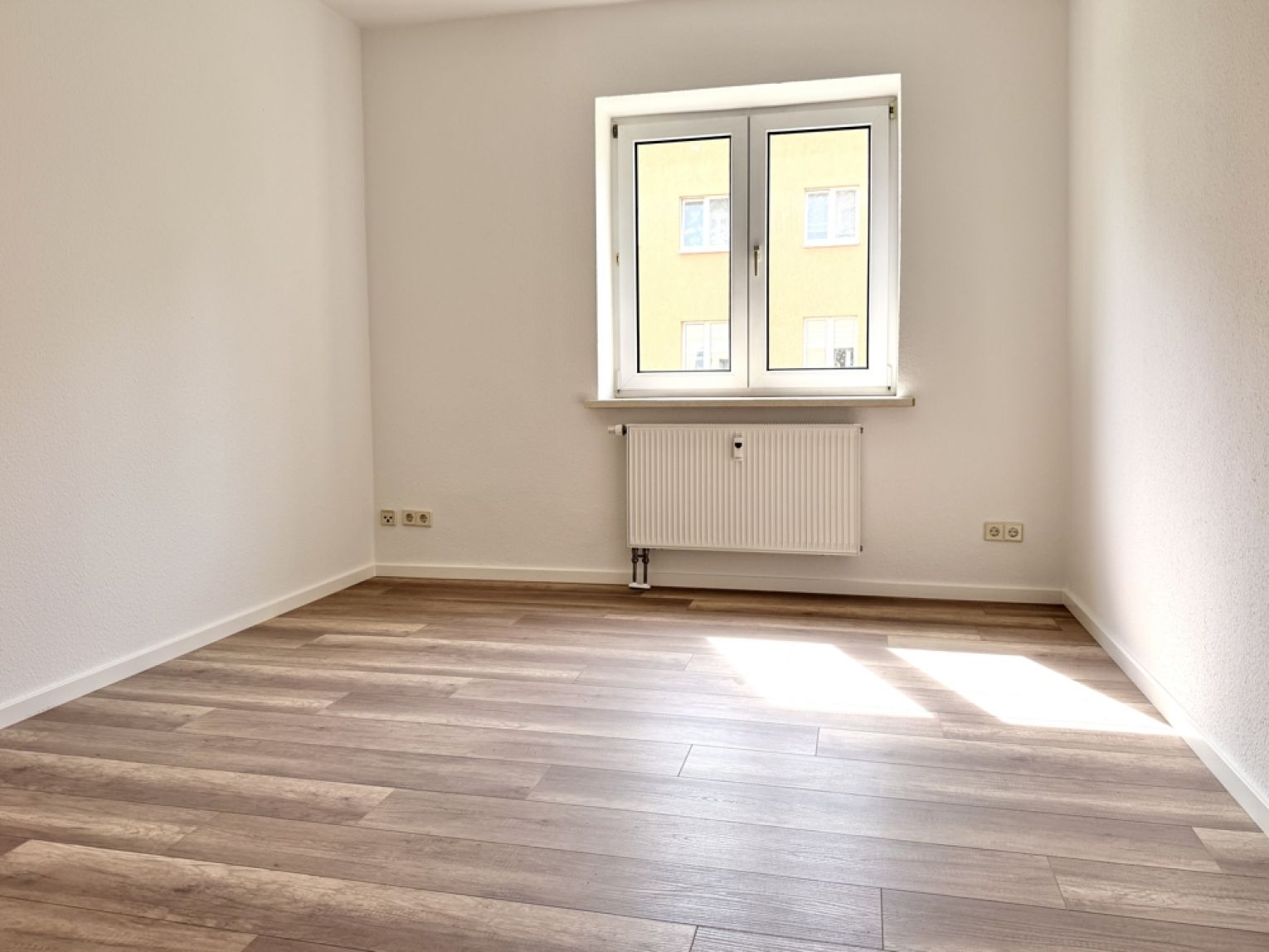 Tageslichtbad mit Wanne • 2 Zimmer • am Heimgarten • Balkon • Top-Preis! • Neues Laminat