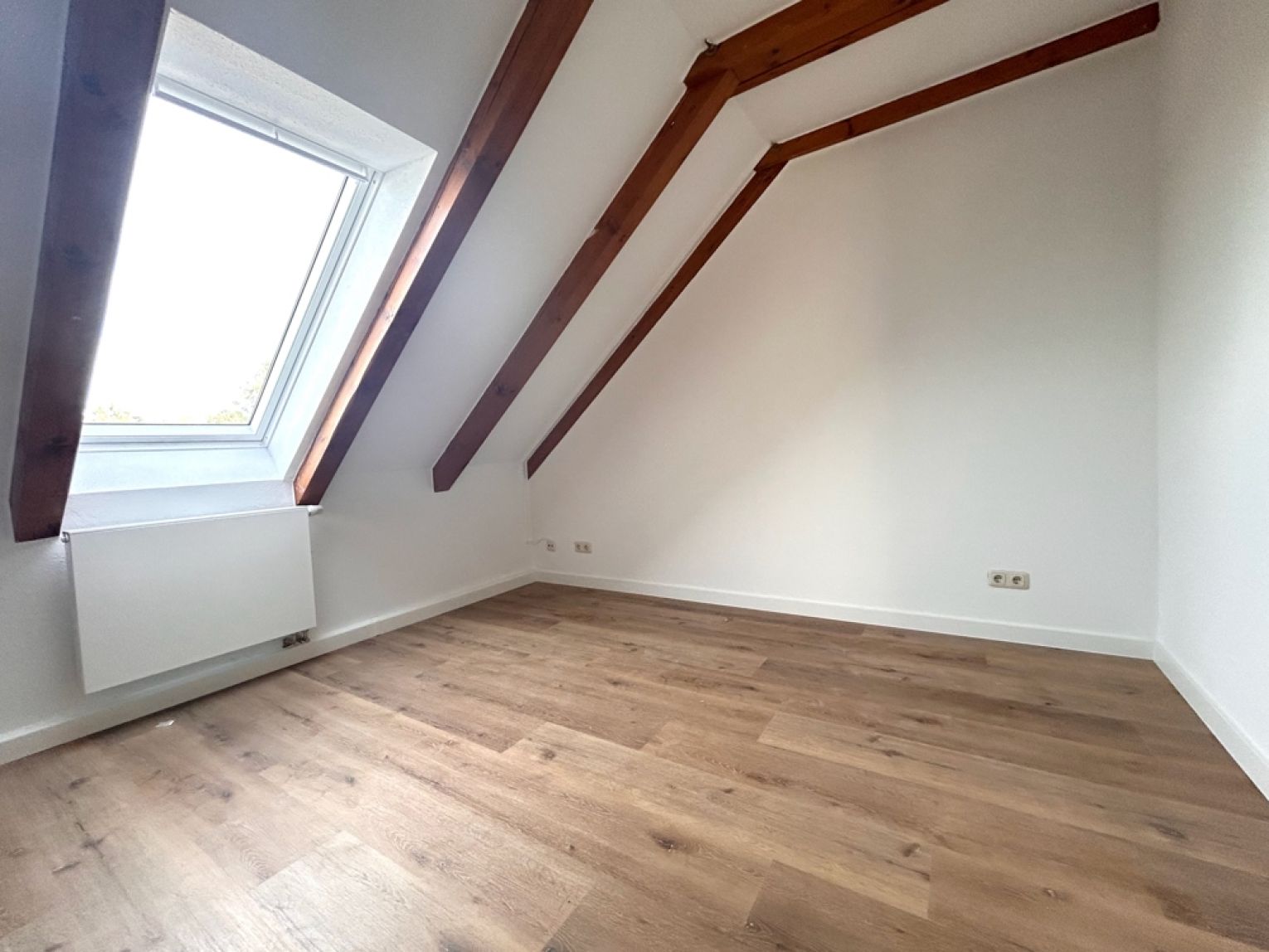 ERSTBEZUG • 4 Zimmer • Dachgeschoss-Wohnung • Balken und Schrägen • mit Carport • in Schönau