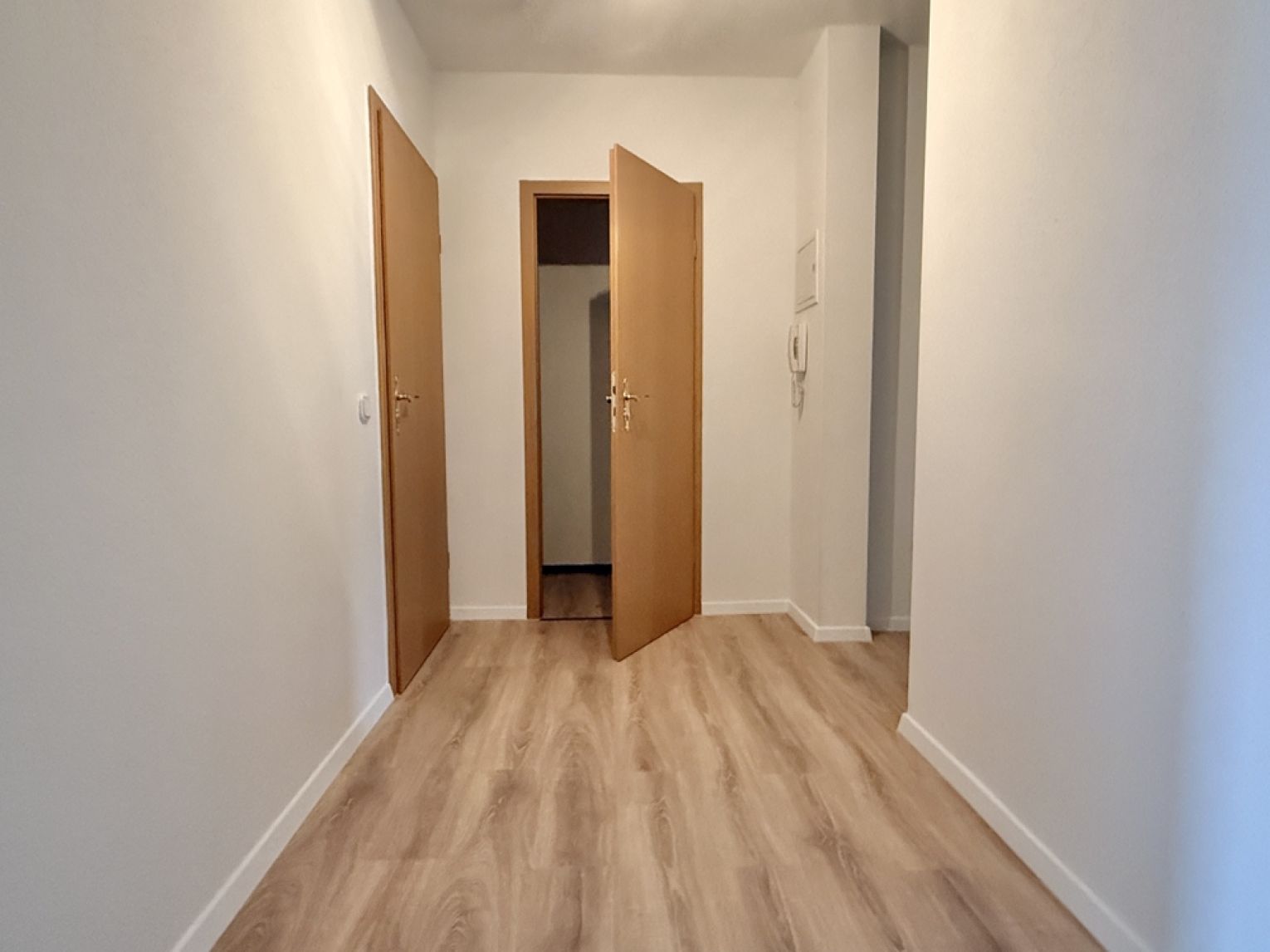 3-Raum Wohnung • frisch renoviert • Bad mit Wanne • Stellplatz • Dachschrägen • Termin vereinbaren?