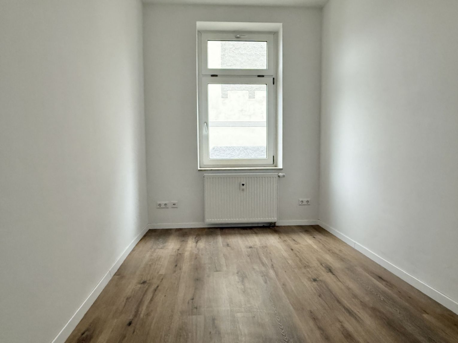 TOP • 5-Zimmer • Balkon • Bad mit Wanne & Dusche • Hochparterre • moderne offene Küche • Stellplatz