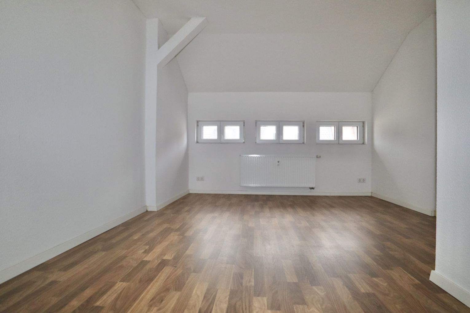 Einbauküche • Dachgeschoss • Kaßberg • 2-Raum Wohnung • Balkon • Tageslichtbad • jetzt anrufen