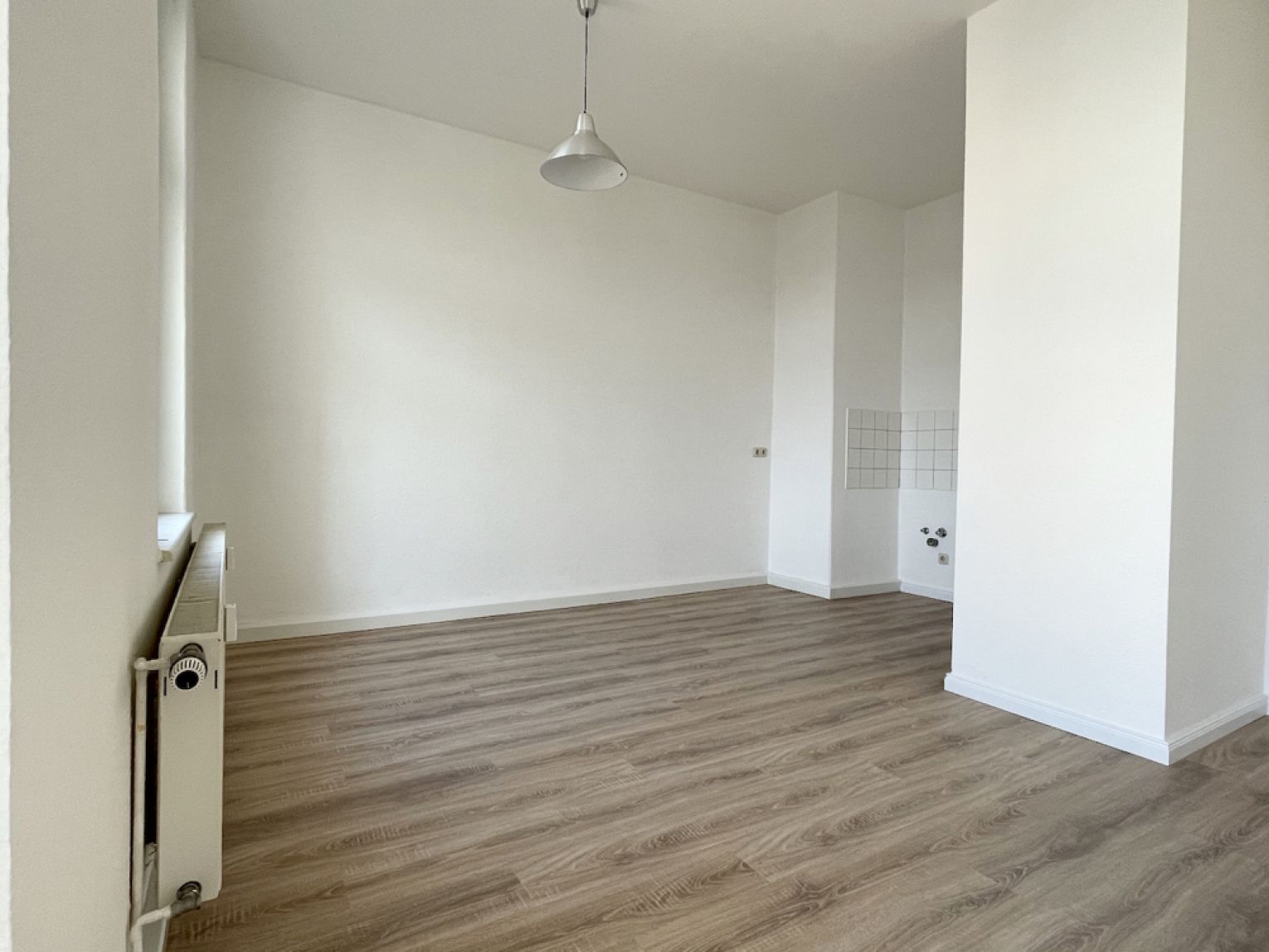 NEU gestaltetete 2-Raum Mietwohnung • Balkon • Kaßberg • offene Küche • Aufzug • Laminat • sonnig