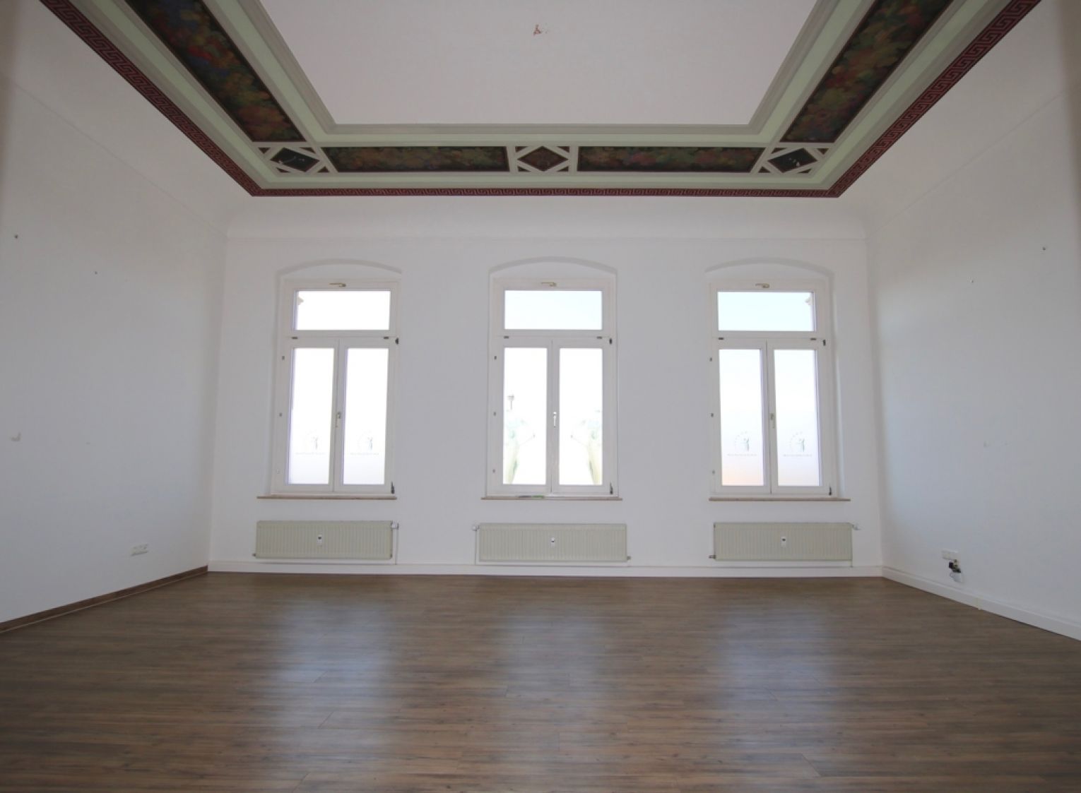 Moderne Bäder • Heizung 2015 • Stellplätze • praktische Grundrisse • teilweise Stuck und Malereien