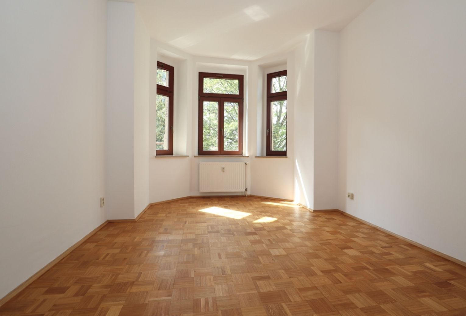 3-Raum Wohnung • 2 Bäder • Parkettboden • Kaßberg • zur Miete • große Räume • besichtigen