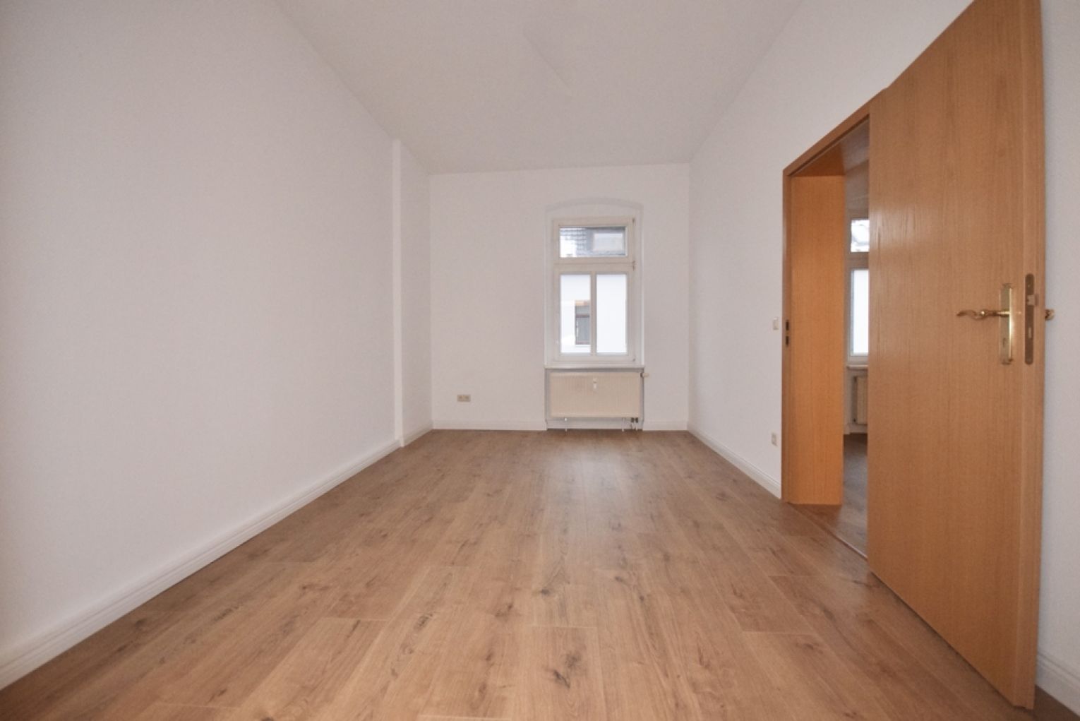 3 Zimmer • Einbauküche • großes Tageslichtbad • großes Wohnzimmer • praktischer Grundriss • Mieten!