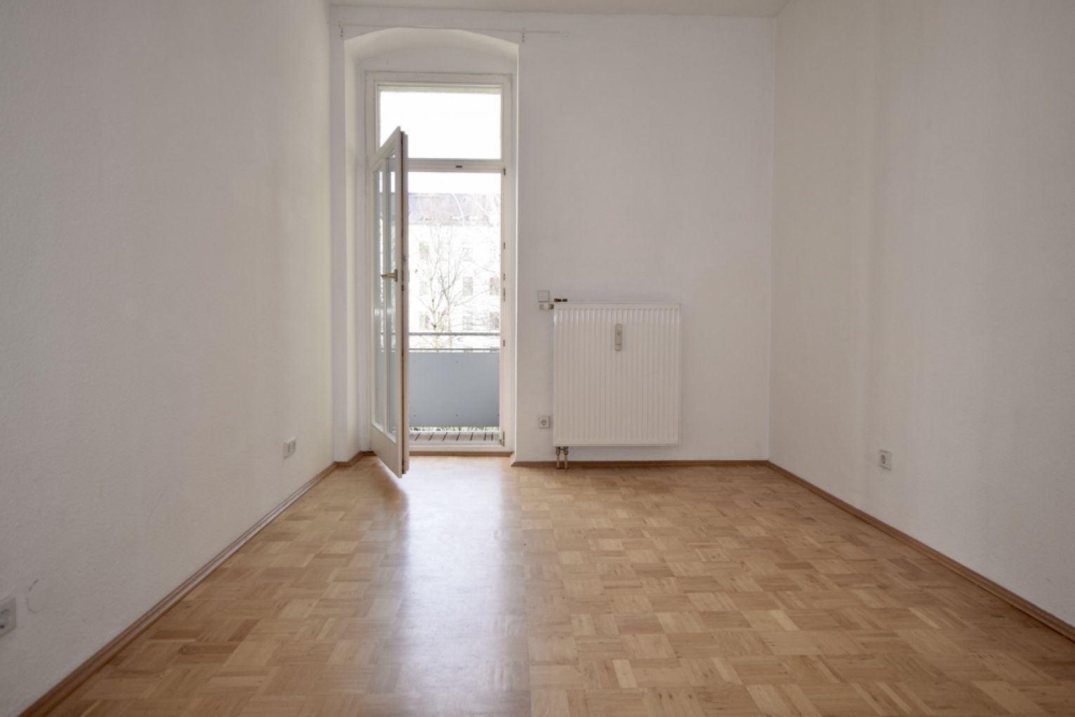 Top-Ausstattung • weiße Stiltüren • Parkett • Aufzug • Balkon • höherwertig saniert • anschauen!?