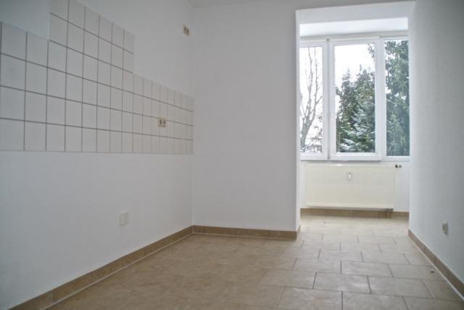 3-Zimmer • praktischer Grundriss • Bad mit Wanne • grünes Gartengrundstück • Stellplätze • TOP!