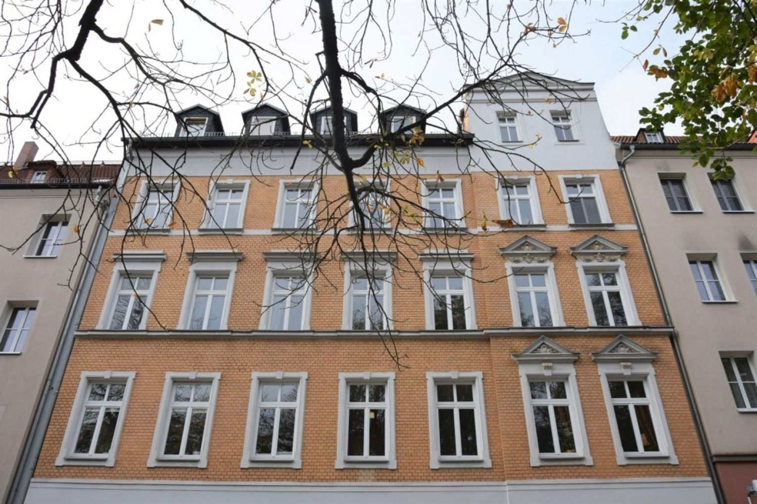 Dachgeschoss • Kaßberg • 2 Zimmer • Einbauküche • Bad mit Fenster • Laminat • zur Miete