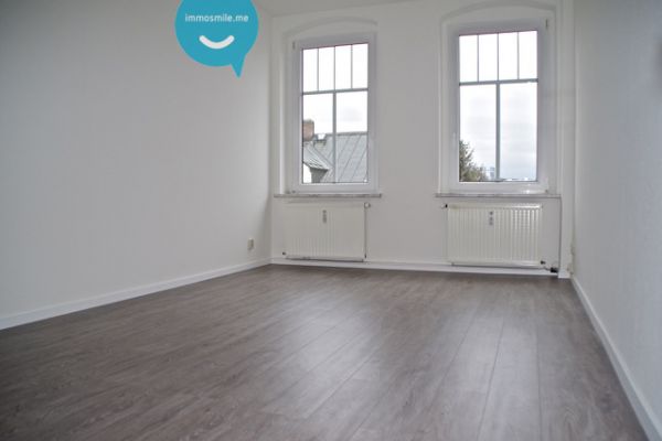 modernes Laminat • Tageslichtbad • Südbalkon • 2 Raumwohnung • Einbauküche